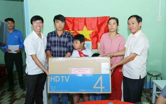 Gia đình anh Lộc được nhận một chiếc tivi mới do Báo Đồng Nai vận động tài trợ