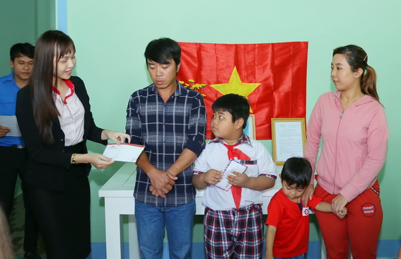 Đại diện Trung tâm anh ngữ Việt Mỹ (VMG) tặng quà cho gia đình anh Lộc