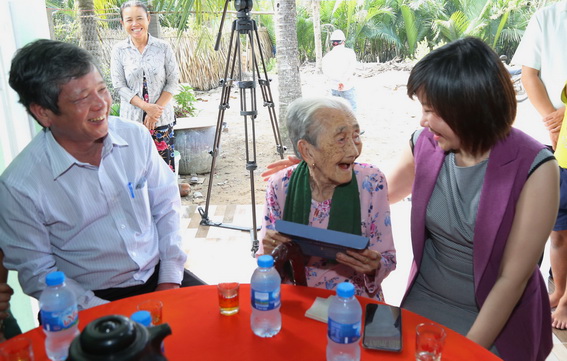 Đại diện Thẩm mỹ viện Gangwhoo tại Biên Hoà tặng quà cho Mẹ Việt Nam anh hùng Đặng Thị Ký là bà nội của anh Lộc.