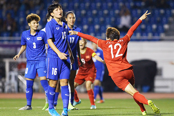 Hải Yến (12) vào sân từ ghế dự bị và đã tỏa sáng với bàn thắng giúp tuyển Việt Nam vô địch môn bóng đá nữ