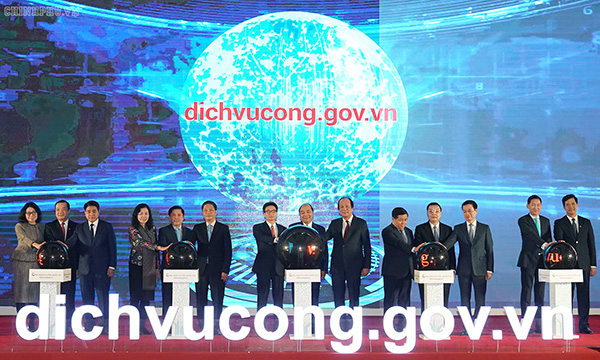 Thủ tướng Nguyễn Xuân Phúc và các đại biểu thực hiện nghi thức khai trương Cổng DVCQG