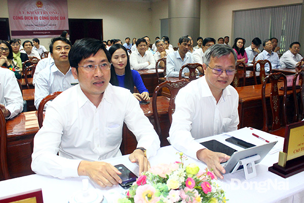 Chủ tịch UBND tỉnh Cao Tiến Dũng thực hiện ký cam kết điện tử tại đầu cầu Đồng Nai