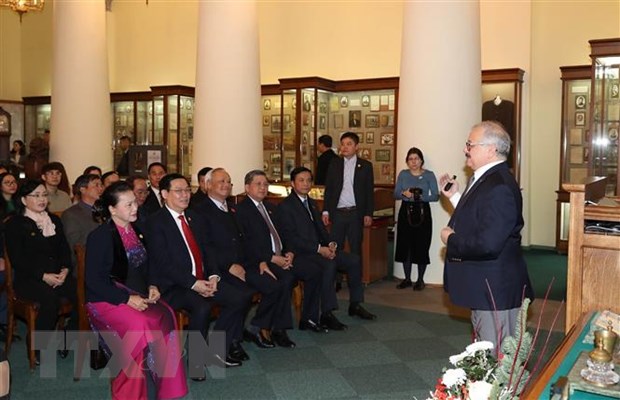  Ban lãnh đạo trường Đại học Tổng hợp Kazan giới thiệu về trường với Chủ tịch Quốc hội Nguyễn Thị Kim Ngân. (Ảnh: Trọng Đức/TTXVN)