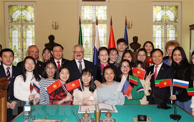  Chủ tịch Quốc hội Nguyễn Thị Kim Ngân với các sinh viên Việt Nam đang học tập tại trường Đại học Tổng hợp Kazan. (Ảnh: Trọng Đức/TTXVN)