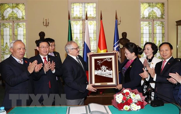  Chủ tịch Quốc hội Nguyễn Thị Kim Ngân tặng quà lưu niệm cho trường Đại học Tổng hợp Kazan. (Ảnh: Trọng Đức/TTXVN)