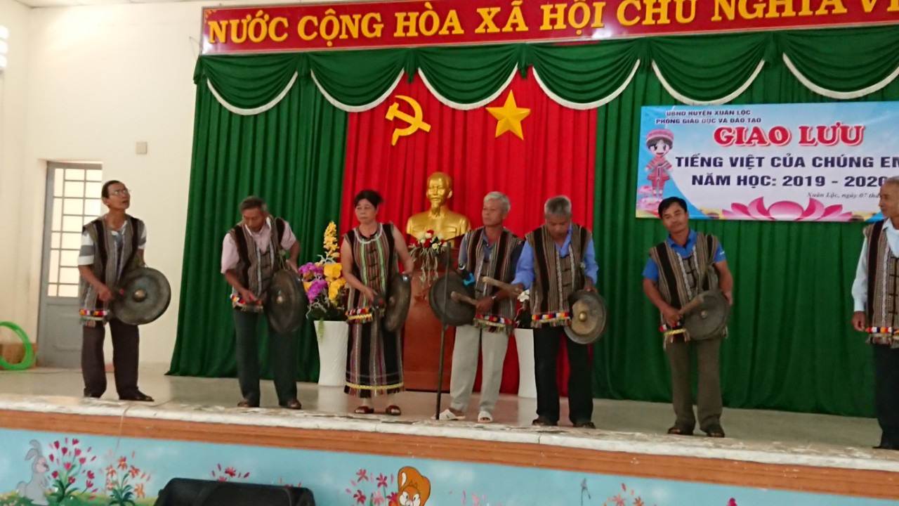 Tiết mục biểu diễn cồng chiêng của đồng bào Chơ-ro trong chương trình giao lưu “Tiếng Việt của chúng em” .