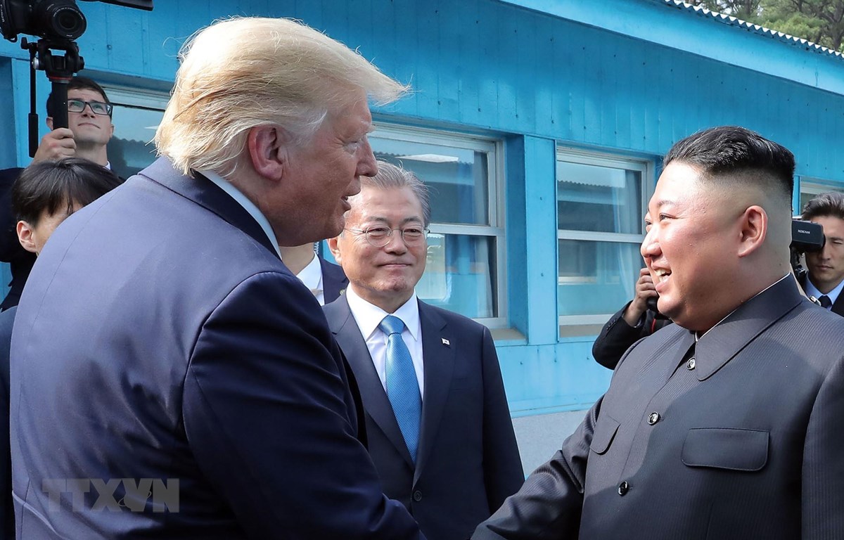 Tổng thống Mỹ Donald Trump (trái), nhà lãnh đạo Triều Tiên Kim Jong-un (phải) và Tổng thống Hàn Quốc Moon Jae-in (giữa) trong cuộc gặp tại Khu phi quân sự (DMZ) ngày 30-6-2019. (Ảnh: AFP/TTXVN)