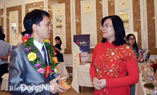 Phó chủ tịch UBND tỉnh Nguyễn Hòa Hiệp tham quan gian trưng bày sản phẩm đông trùng hạ thảo của thí sinh đoạt giải Nhì cuộc thi Khởi nghiệp đổi mới sáng tạo năm 2019