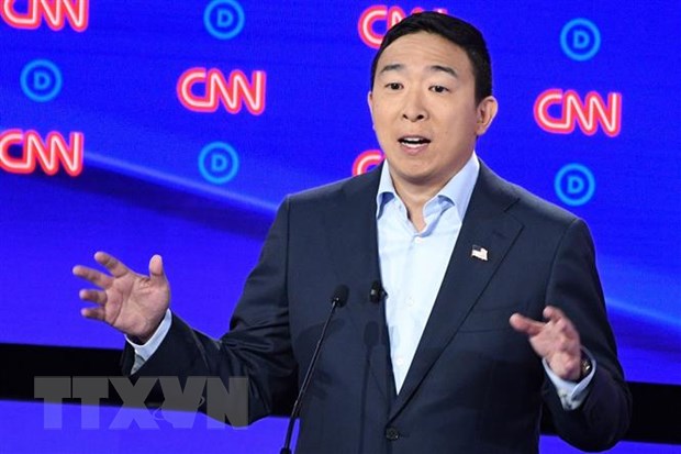 Ứng viên tranh cử Tổng thống Mỹ 2020 của Đảng Dân chủ Andrew Yang tại cuộc tranh luận vòng hai ở Detroit, Michigan. (Ảnh: AFP/TTXVN)
