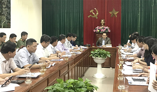 Phó chủ tịch UBND tỉnh Võ Văn Chánh chủ trì buổi làm việc.