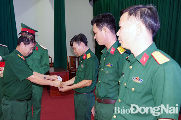 Lãnh đạo Bộ CHQS tỉnh trao giải nhất cá nhân cho đồng chí Thiếu tá Đinh Viết Hồng