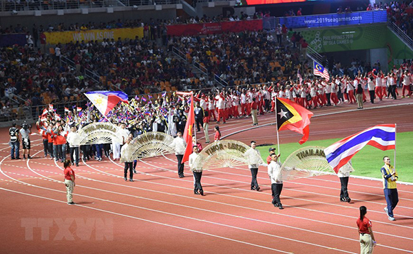Các đoàn vận động viên diễu hành tại lễ bế mạc SEA Games 30