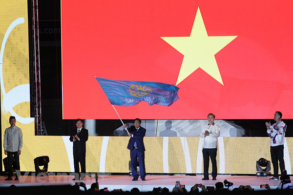 Bộ trưởng Nguyễn Ngọc Thiện tiếp nhận cờ đăng cai SEA Games 31