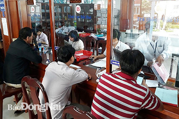 Người dân đến làm thủ tục hành chính ở Bộ phận một cửa UBND huyện Xuân Lộc