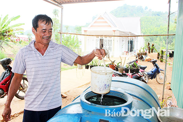 Một hộ dân ở xã Long Giao, huyện Cẩm Mỹ đang phải mua nước giếng khoan với giá 50 ngàn đồng/m3. Ảnh: H.Lộc