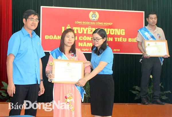 Chị Bùi Thị Hiền được Công đoàn khu công nghiệp Biên Hòa tuyên dương năm 2018. Ảnh: H.Thảo