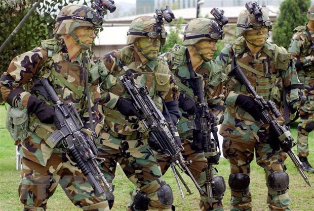 Binh sỹ thuộc Lực lượng Mỹ tại Hàn Quốc (USFK) làm nhiệm vụ tại căn cứ quân sự Yongsan, Seoul, Hàn Quốc, ngày 25-4-2003. (Nguồn: AFP/TTXVN)