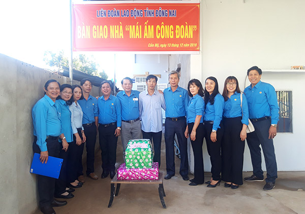Đại diện LĐLĐ tỉnh và Công đoàn Tổng công ty Cao su Đồng Nai ban giao “mái ấm Công đoàn” cho đoàn viên Mai Văn Lợi.