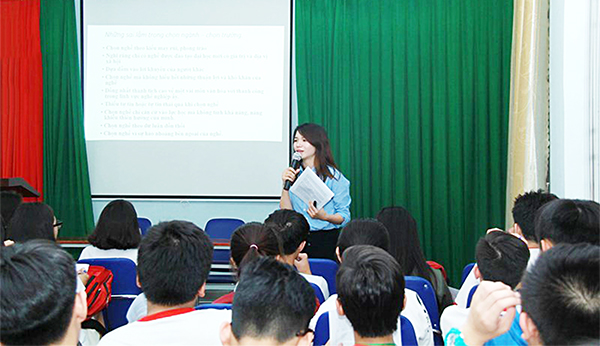 Cô Võ Thị Lệ Hường, chuyên viên tâm lý Phòng Tâm lý học đường Trường TH-THCS-THPT song ngữ Lạc Hồng trong giờ nói chuyện với học sinh về tình yêu và tình bạn. 