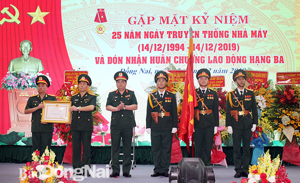 Thiếu tướng Hồ Quang Tuấn, Phó chủ nhiệm, Tham mưu trưởng Tổng cục Công nghiệp quốc phòng- thừa ủy quyền của Chủ tịch nước gắn và trao Huân chương Lao động hạng Ba cho Nhà máy Z114