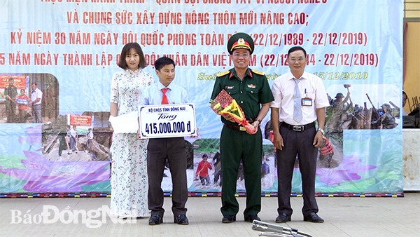 Đại tá Trần Văn Khương trao kinh phí cho xã Suối Nho thực hiện hành trình “Quân đội chung tay vì người nghèo