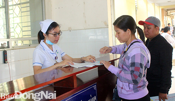  Người dân khám chữa bệnh bảo hiểm y tế tại Bệnh viện đa khoa khu vực Long Thành.