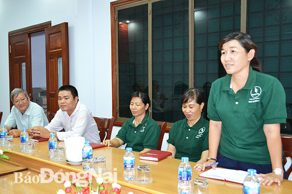 Các đảng viên Chi bộ Công ty cổ phần cao su Hàng Gòn (TP.Long Khánh) đóng góp ý kiến tại buổi sinh hoạt chi bộ