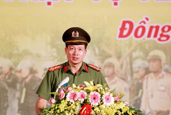 Đại tá Vũ Hồng Văn, Giám đốc Công an tỉnh phát biểu nhận nhiệm vụ tại lễ ra quân. Ảnh: Huy Anh