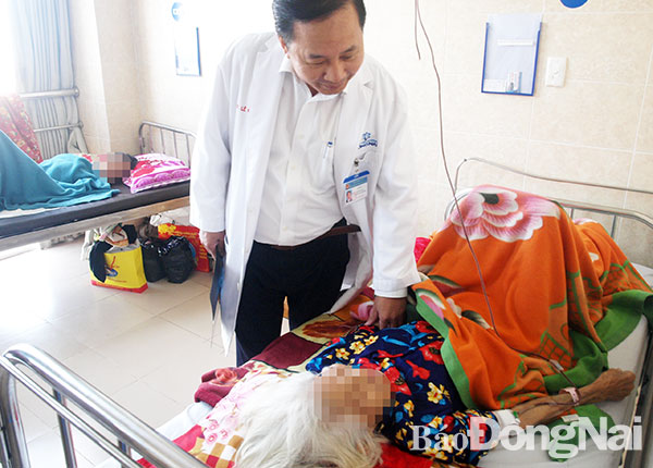 Bác sĩ Ngân tái khám cho bà cụ Quý sau ca phẫu thuật thay khớp háng