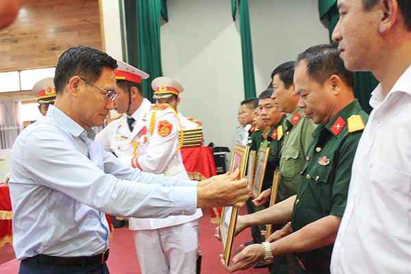 Phó chủ tịch UBND tỉnh Trần Văn Vĩnh khen thưởng các tập thể, cá nhân điển hình trong xây dựng nền quốc phòng toàn dân vững mạnh Ảnh: N.TRINH