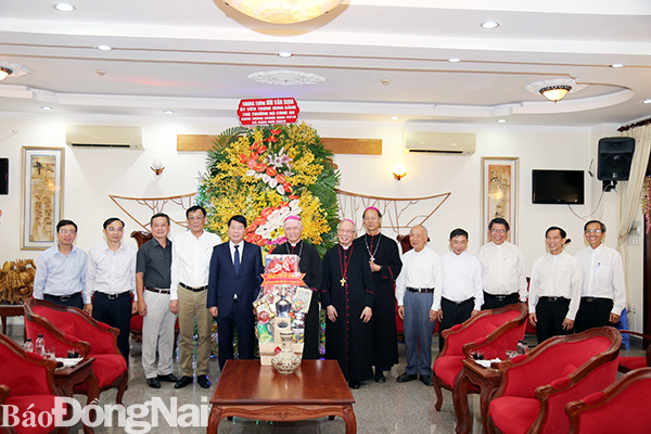 Thứ trưởng Bùi Văn Nam tặng hoa và quà cho Giáo phận Xuân Lộc nhân dịp Giáng sinh năm 2019