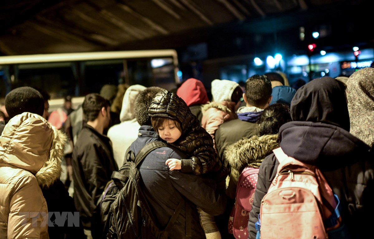 Người di cư được sơ tán khỏi một trại tị nạn ở Paris, Pháp ngày 7-11-2019. (Ảnh: AFP/TTXVN)