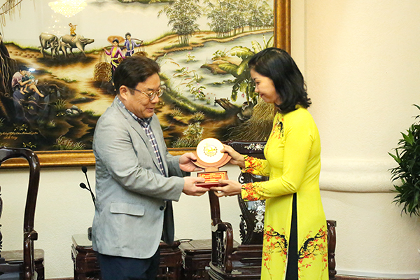 Phó chánh văn phòng, Phụ trách Văn phòng HĐND tỉnh Phạm Thị Kim Chung tặng quà lưu niệm cho ông Kang Dugchool