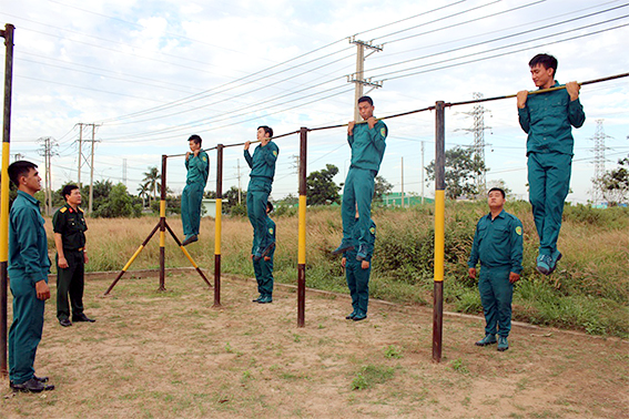 Huấn luyện thể lực cho lực lượng dân quân thường trực khu công nghiệp tại huyện Nhơn Trạch. Ảnh:N.Hà