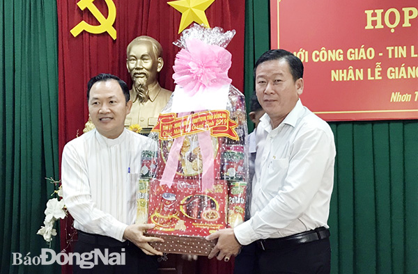  Chủ tịch Ủy ban MTTQ Việt Nam tỉnh Đào Văn Phước tặng hoa chúc mừng các chức sắc, chức việc đạo Công giáo, Tin lành Nhơn Trạch
