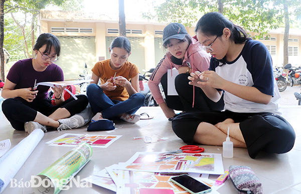 Hành lang khu thư viện Trường đại học Đồng Nai được nhiều nhóm sinh viên lựa chọn để làm bài tập thực hành theo nhóm. Ảnh: H.Yến