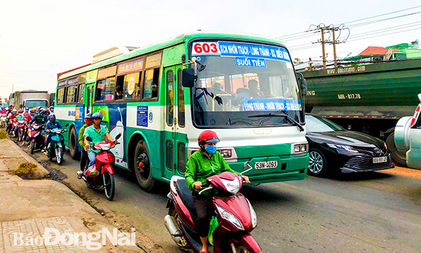 Các phương tiện chen chúc nhau trên đường 25B vào giờ cao điểm buổi sáng