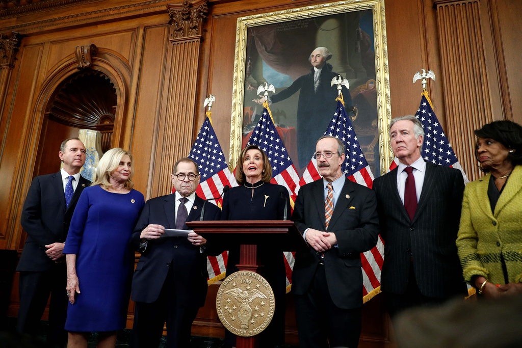 Bà Nancy  Pelosi và các lãnh đạo Hạ viện trả lời báo chí sau cuộc bỏ phiếu lịch sử. Ảnh: Reuters