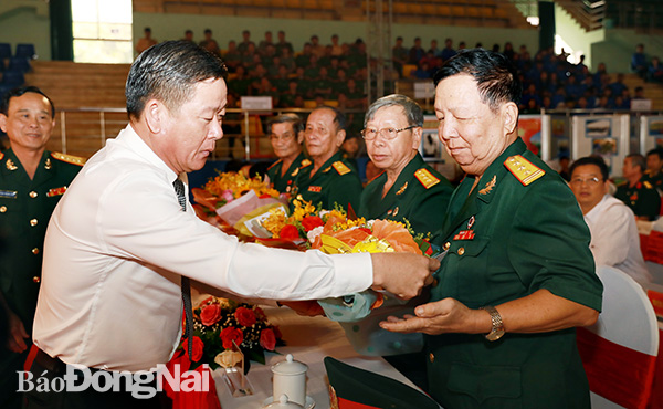 Chủ tịch Ủy ban MTTQ Việt Nam tỉnh Đào Văn Phước tặng hoa cho các Anh hùng lực lượng vũ trang nhân dân Việt Nam 