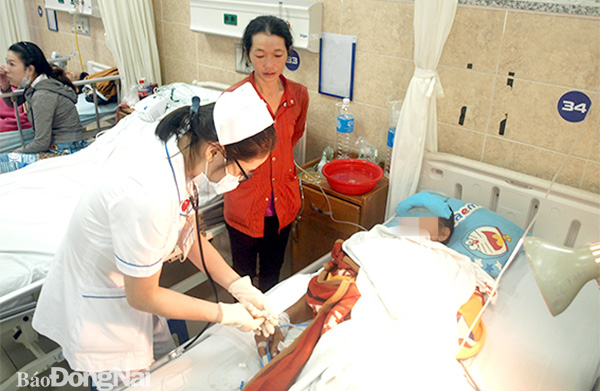 Một bệnh nhân cấp cứu, điều trị xuất huyết tiêu hóa tại Bệnh viện đa khoa Đồng. Ảnh: B.Nhàn