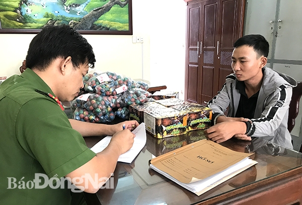Cán bộ Phòng PC03 Công an tỉnh lấy lời khai đối tượng Phạm Văn Sơn