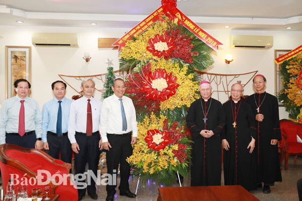 Phó thủ tướng Thường trực Chính phủ Trương Hòa Bình tặng hoa, quà chúc mừng Giáng sinh và chụp hình lưu niệm tại Tòa giám mục Xuân Lộc. Ảnh Huy Anh