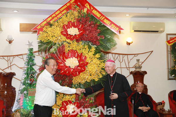 Phó thủ tướng Thường trực Chính phủ Trương Hòa Bình tặng lẵng hoa của Thủ tướng Nguyễn Xuân Phúc cho Tòa giám mục Xuân Lộc