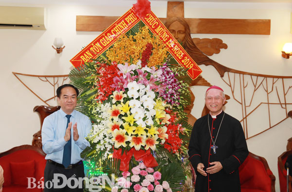 Ban Tôn giáo Chính phủ tặng hoa chúc mừng Tòa Giám mục Giáo phận Xuân Lộc