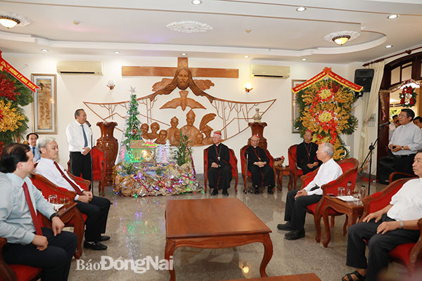 Phó thủ tướng Thường trực Chính phủ Trương Hòa Bình thông tin với các giám mục Giáo phận Xuân Lộc về tình hình của đất nước trong năm 2019.
