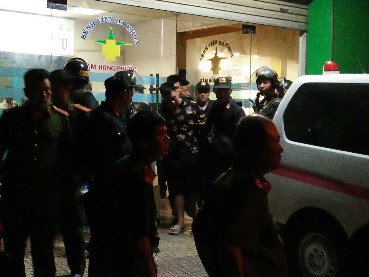 23 giờ 50 phút: Lực lượng công an đã đưa nhiều thùng tài liệu ra khỏi bệnh viện Rất nhiều người được đưa ra khỏi bệnh viện