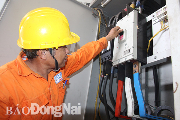 Nhân viên PC Đồng Nai kiểm tra thiết bị điều khiển trạm biến áp công nghiệp miễn phí tại Công ty TNHH Shing Fung Industrial (huyện Trảng Bom) ngày 22-12