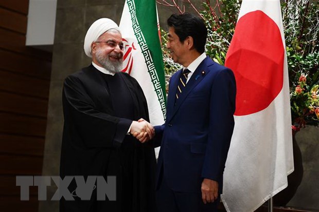 Thủ tướng Nhật Bản Shinzo Abe (phải) và Tổng thống Iran Hassan Rouhani trong cuộc gặp tại Tokyo, Nhật Bản, ngày 20-12-2019. (Nguồn: AFP/TTXVN)