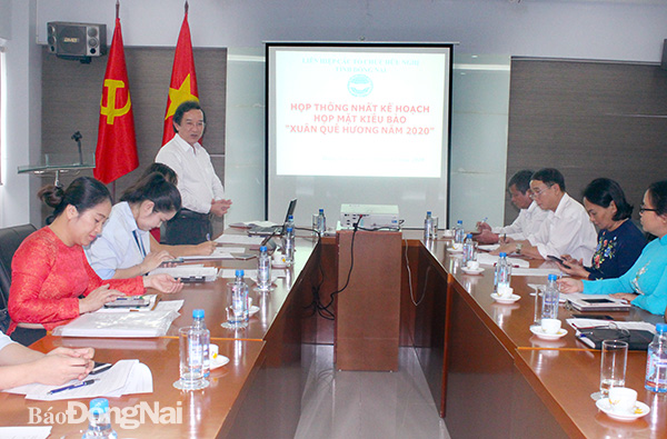  Chủ tịch Liên hiệp các tổ chức hữu nghị tỉnh Nguyễn Thành Trí triển khai kế hoạch họp mặt kiều bào