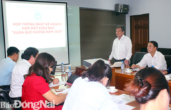 Tổng biên tập Báo Đồng Nai Nguyễn Tôn Hoàn đóng góp ý kiến tại cuộc họp